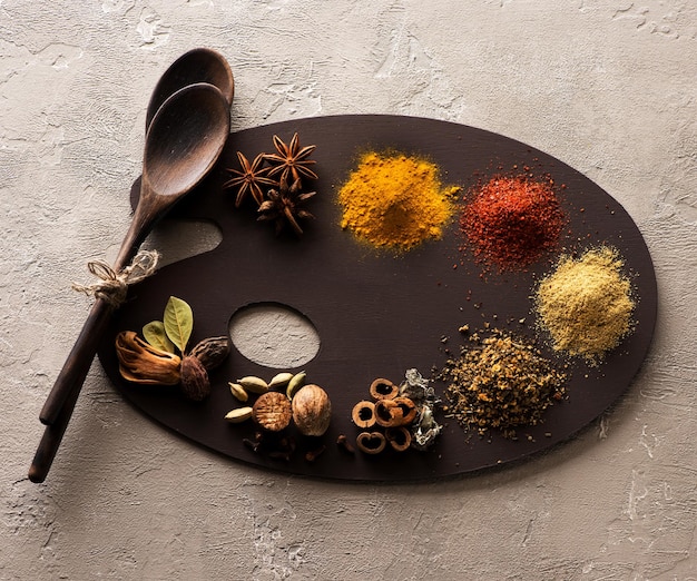 Zestaw przypraw i talerzy